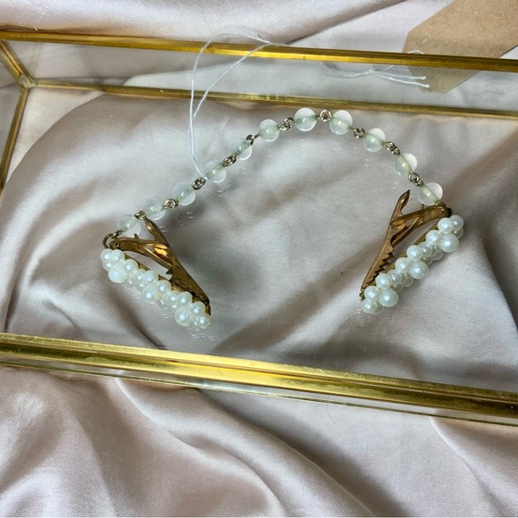 Vintage Pearl Sweater Clip - Picture 2 of 4